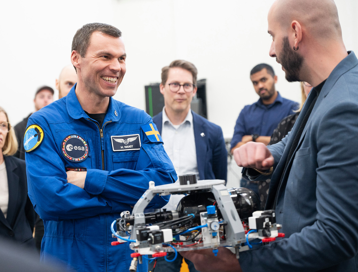 Marcus Wandt besökte även forskargruppen för Forskargruppen i robotik och AI och fick höra om den senaste forskningen inom bland annat rymdrobotik vid Luleå tekniska universitet. 