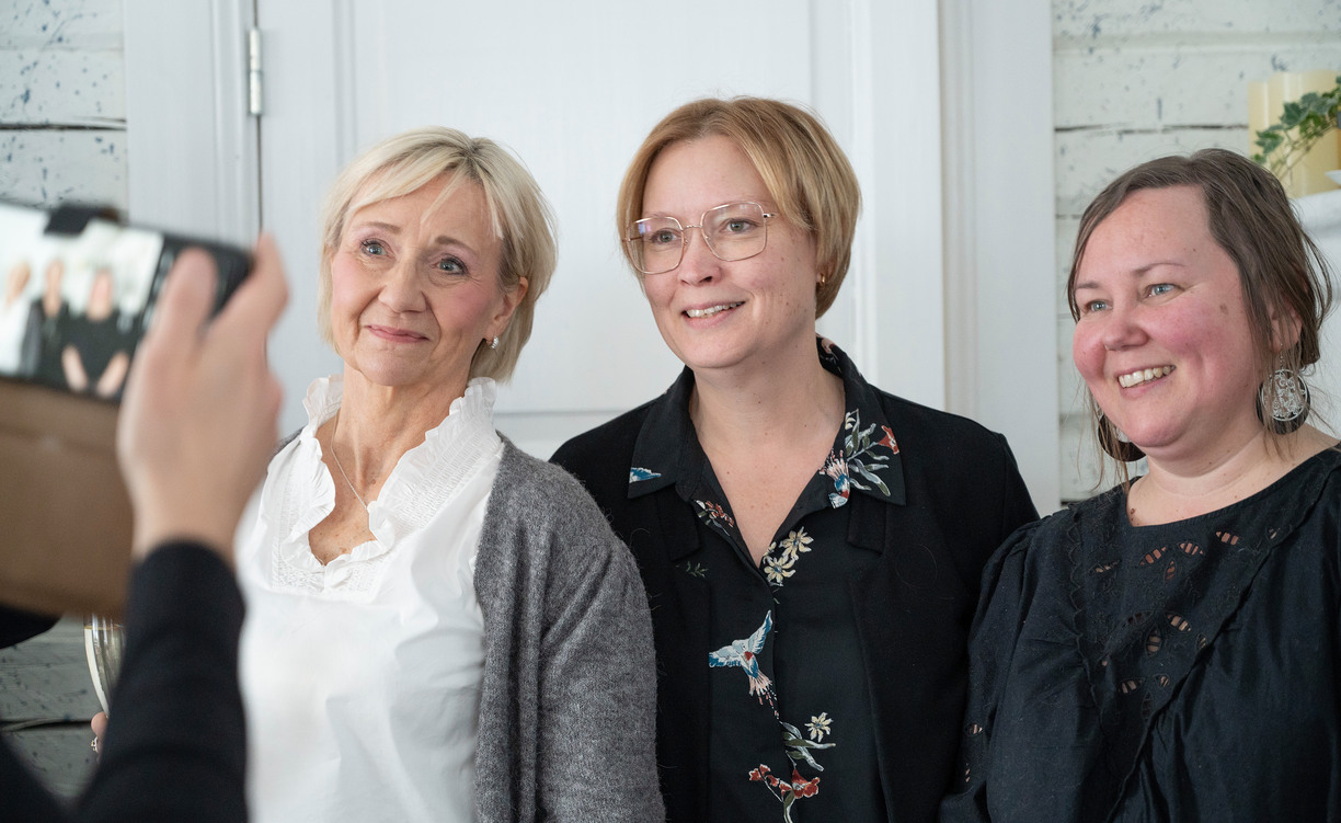 Lisbeth Löpare Johansson tillsammans med Rose-Marie Imoni, doktorand, och Malin Eneslätt, universitetslektor i omvårdnad och projektledare. 