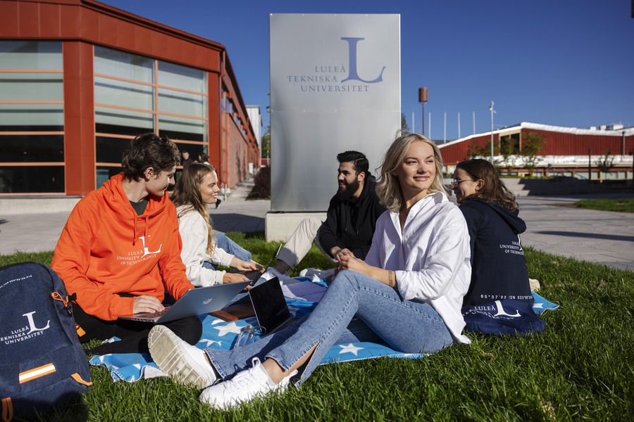 Studenter på campus Luleå utomhus