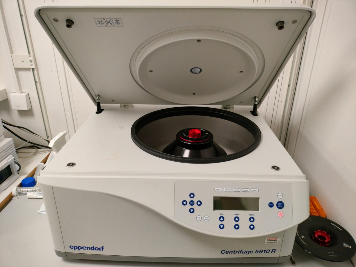 High capacity refrigerated centrifuge